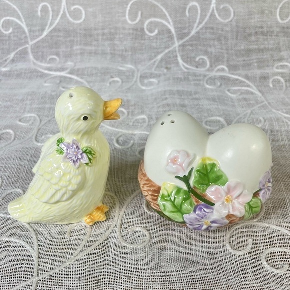NEW vVintage 2001 Duckling with Flowers & Eggs porcelain Salt and Pepper set. - Picture 4 of 7